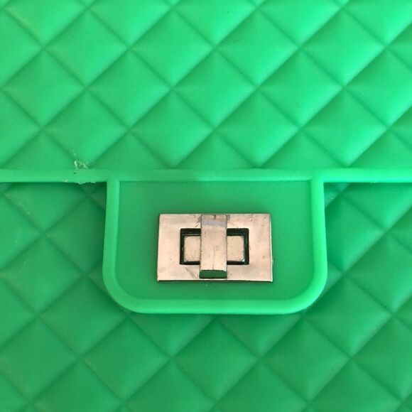 Up cycled ♻️ Neon Green Quilt Look 👀 Purse Gold front clasp reused plastic♻️ - Picture 12 of 17